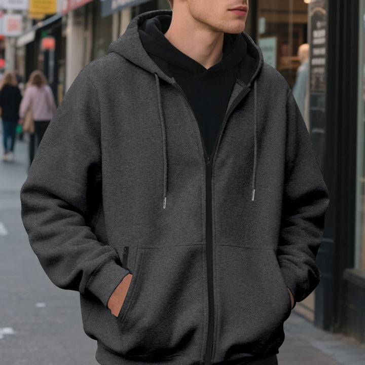 Herrar zip-hoodie med praktiska fickor och ventilerande fleece-inredning Mirla-Eva Jonsson