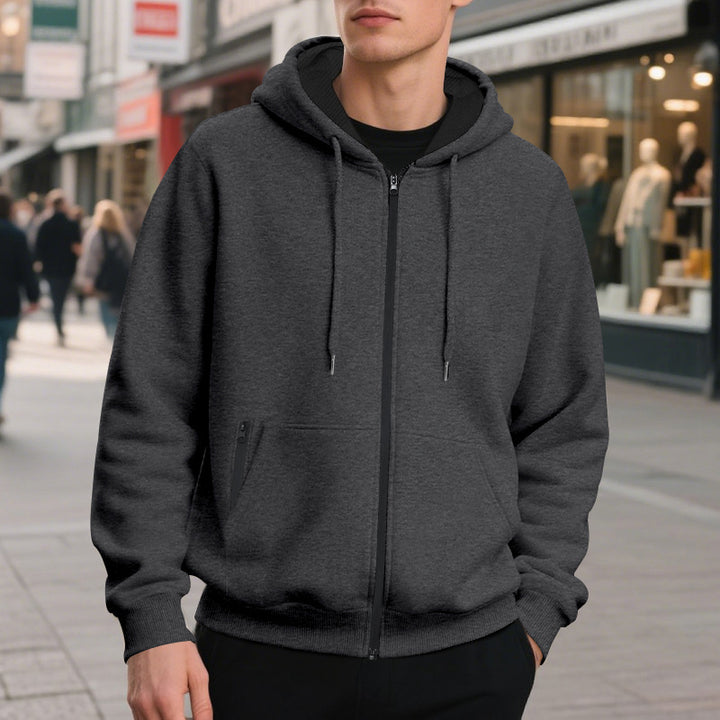 Herrar zip-hoodie med praktiska fickor och ventilerande fleece-inredning Mirla-Eva Jonsson