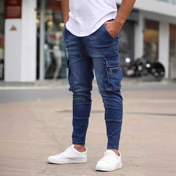 Herrarnas Cargo-jeans i modern Slim-Fit stil med praktiska sidofickor och dekorativa dragkedjor Eva Jonsson-Eva Jonsson