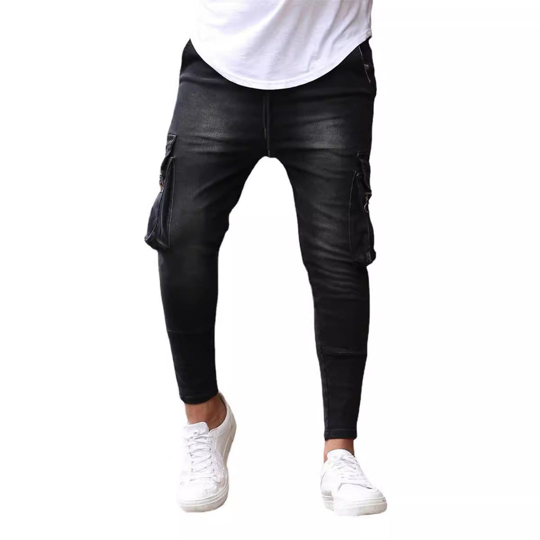 Herrarnas Cargo-jeans i modern Slim-Fit stil med praktiska sidofickor och dekorativa dragkedjor Eva Jonsson-Eva Jonsson