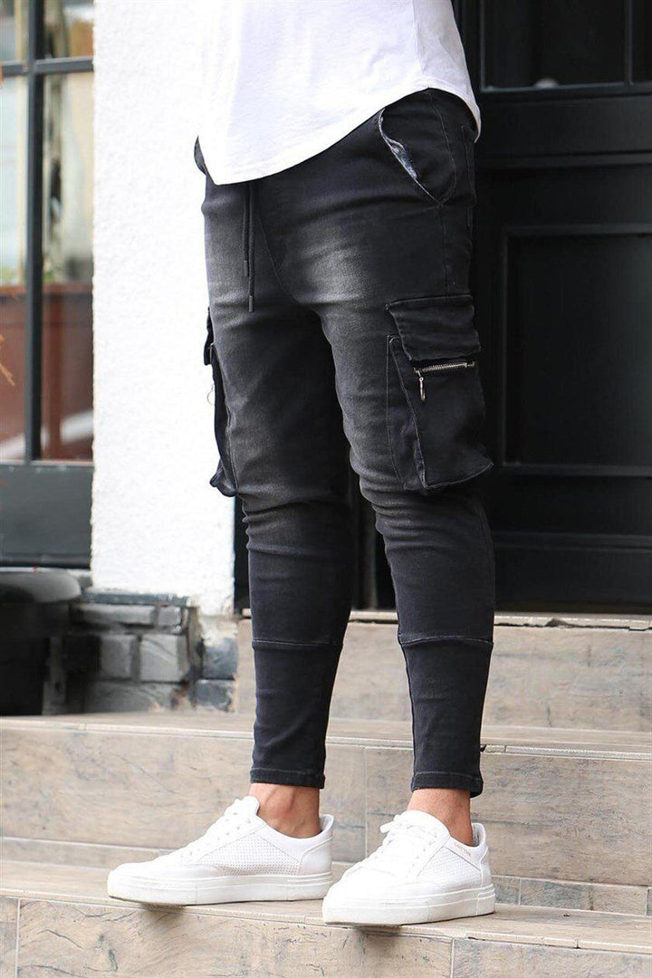 Herrarnas Cargo-jeans i modern Slim-Fit stil med praktiska sidofickor och dekorativa dragkedjor Eva Jonsson-Eva Jonsson