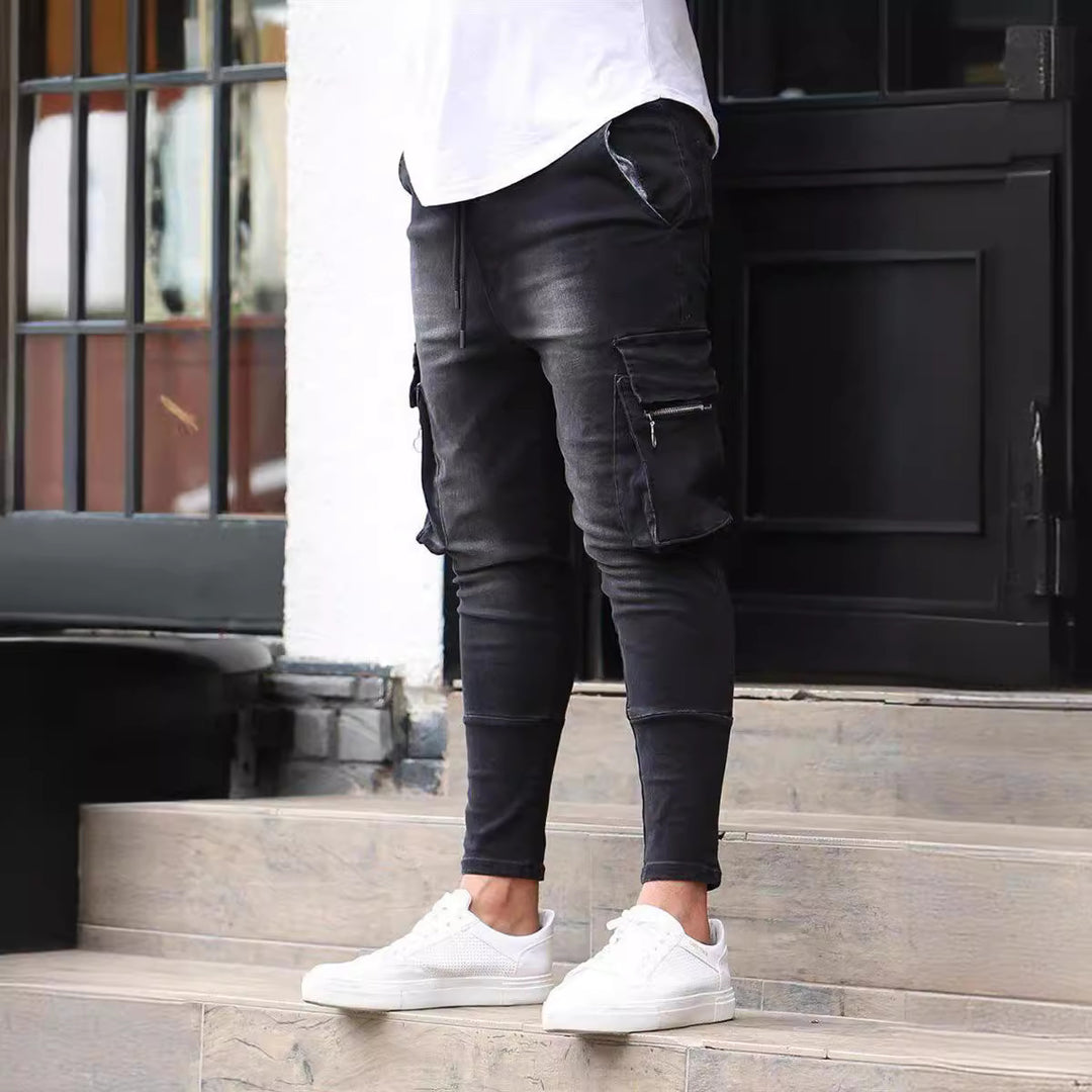 Herrarnas Cargo-jeans i modern Slim-Fit stil med praktiska sidofickor och dekorativa dragkedjor Eva Jonsson-Eva Jonsson