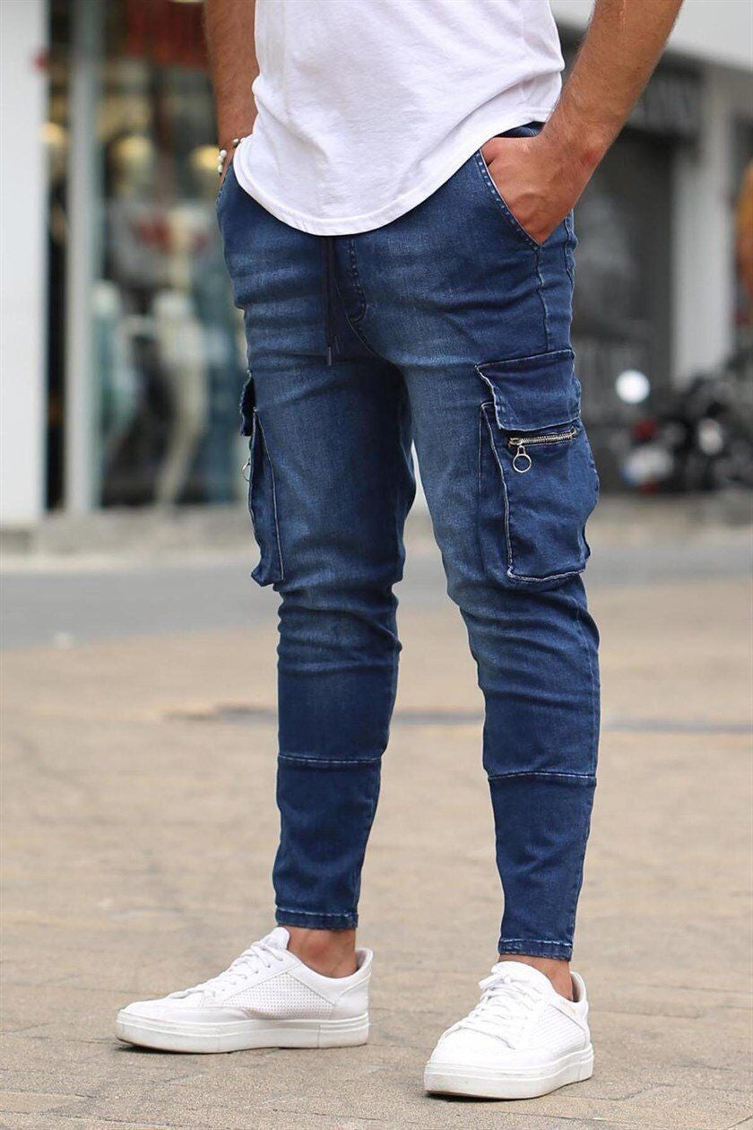 Herrarnas Cargo-jeans i modern Slim-Fit stil med praktiska sidofickor och dekorativa dragkedjor Mirla-Eva Jonsson