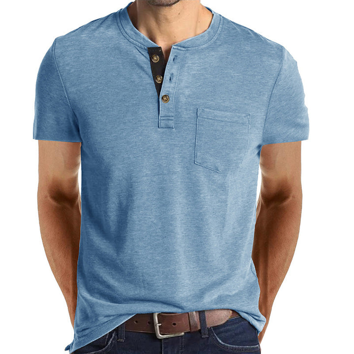 Herrarnas avslappnade Henley T-shirt med knapplist och bröstficka Mirla-Eva Jonsson