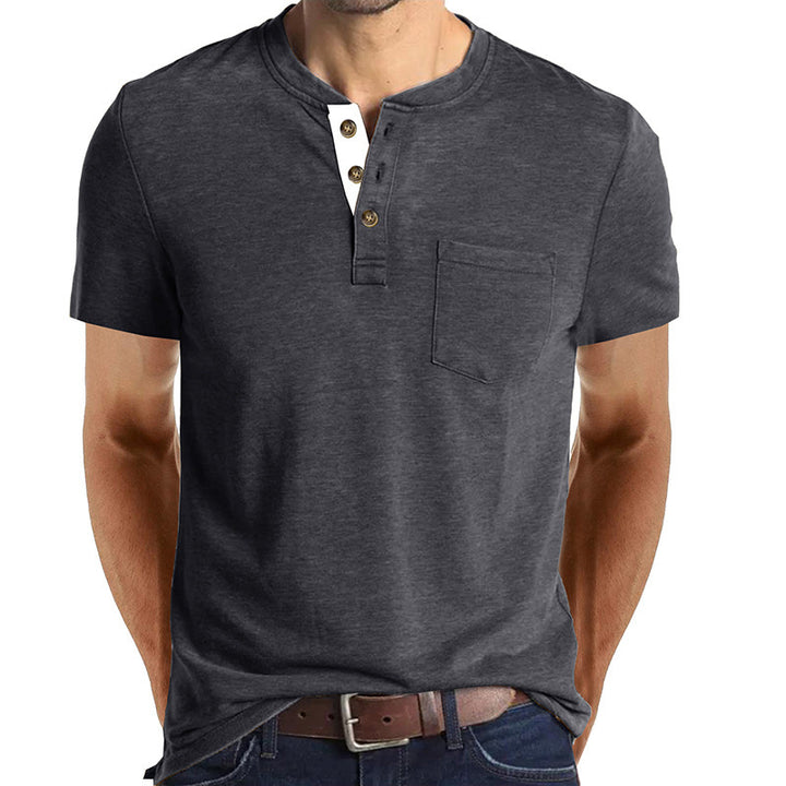 Herrarnas avslappnade Henley T-shirt med knapplist och bröstficka Mirla-Eva Jonsson