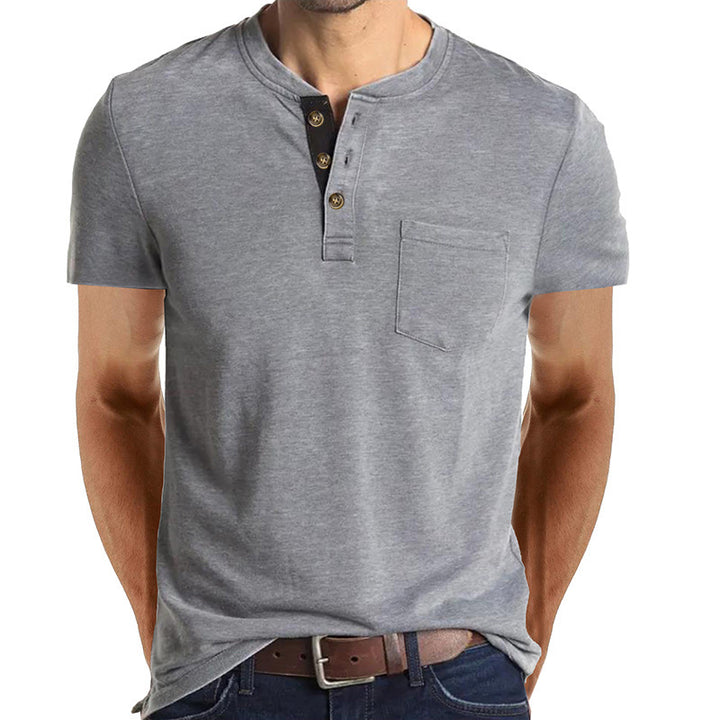 Herrarnas avslappnade Henley T-shirt med knapplist och bröstficka Mirla-Eva Jonsson
