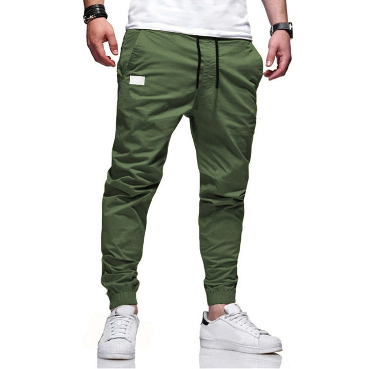 Herrarnas avslappnade cargobyxor med tapered snitt och praktiska fickor Mirla-Eva Jonsson