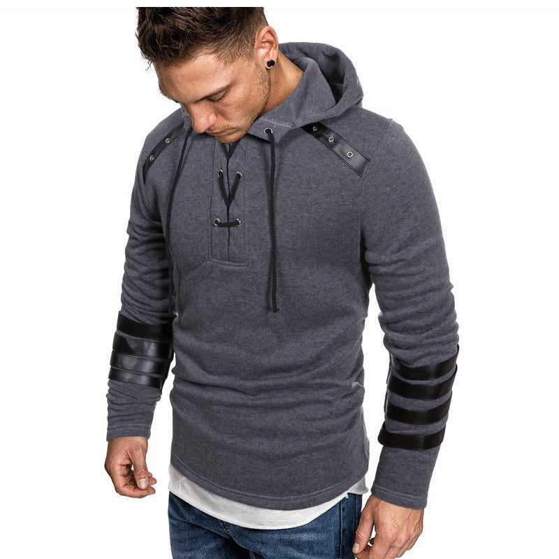 Herrarnas avslappnade hoodie med läderdetaljer Mirla-Eva Jonsson