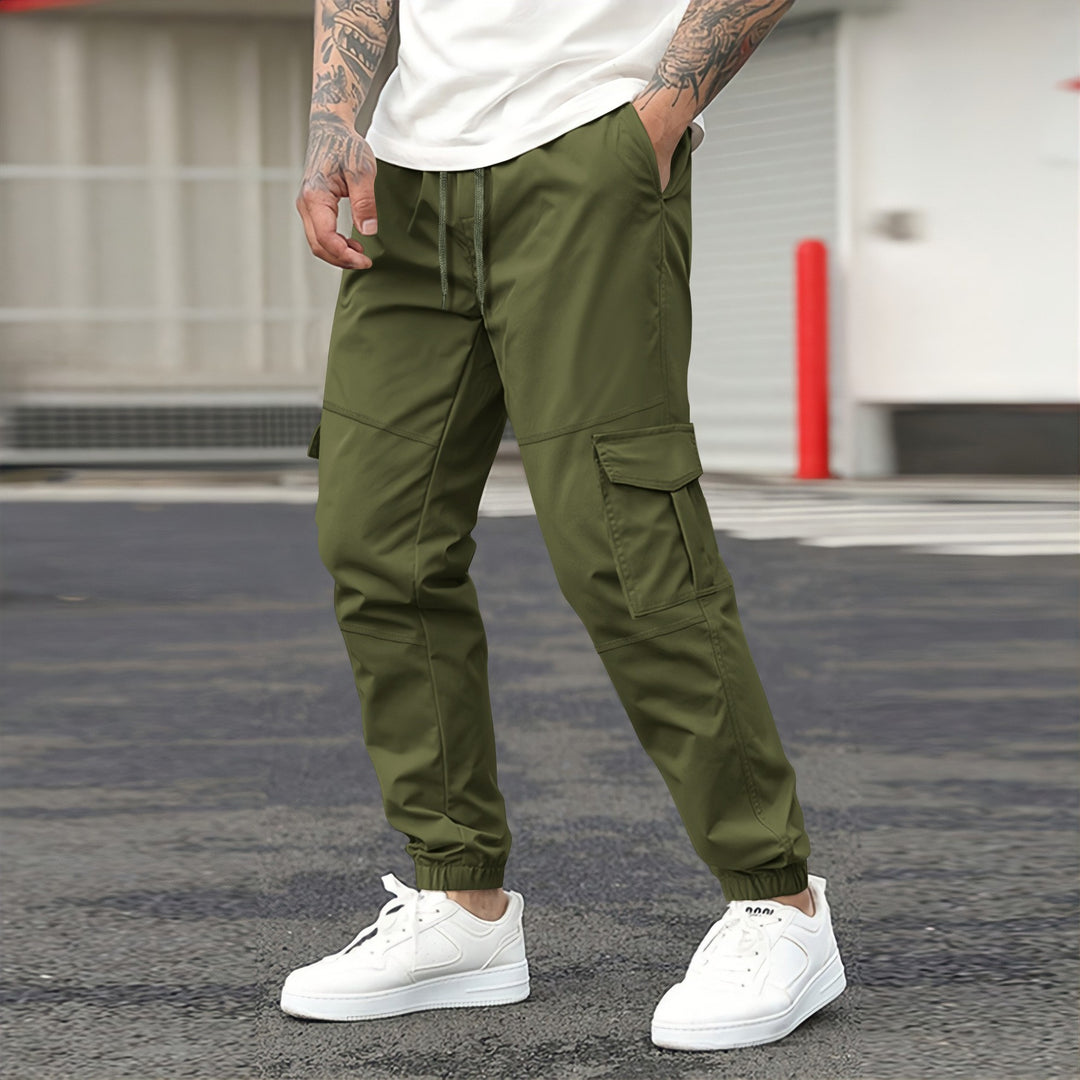Herrarnas cargo-joggingbyxor med elastisk midja och praktiska cargofickor Mirla-Eva Jonsson