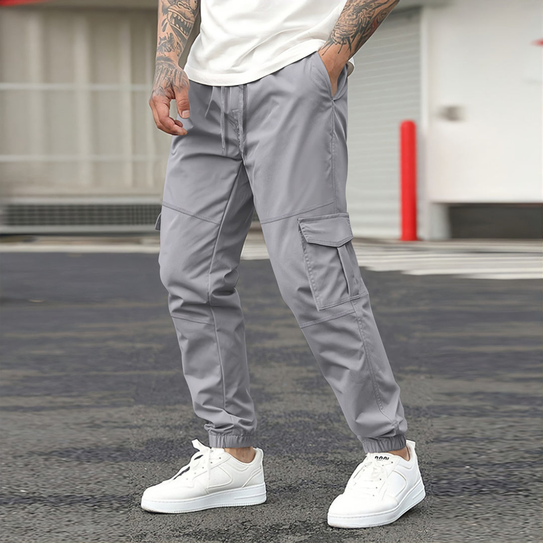 Herrarnas cargo-joggingbyxor med elastisk midja och praktiska cargofickor Mirla-Eva Jonsson
