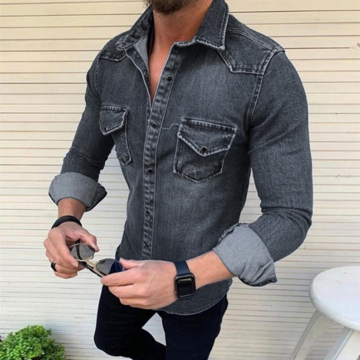 Herrarnas denimskjorta med modern passform och praktiska bröstfickor Mirla-Eva Jonsson