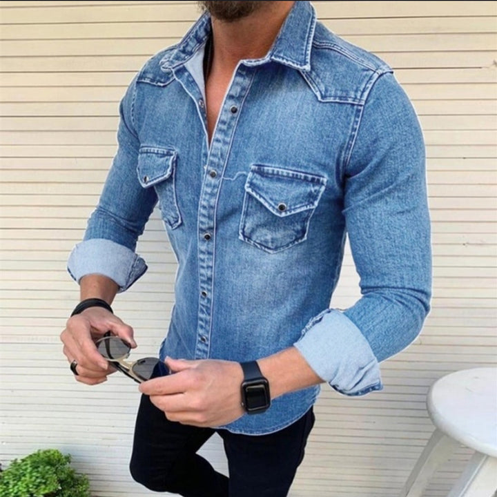 Herrarnas denimskjorta med modern passform och praktiska bröstfickor Mirla-Eva Jonsson