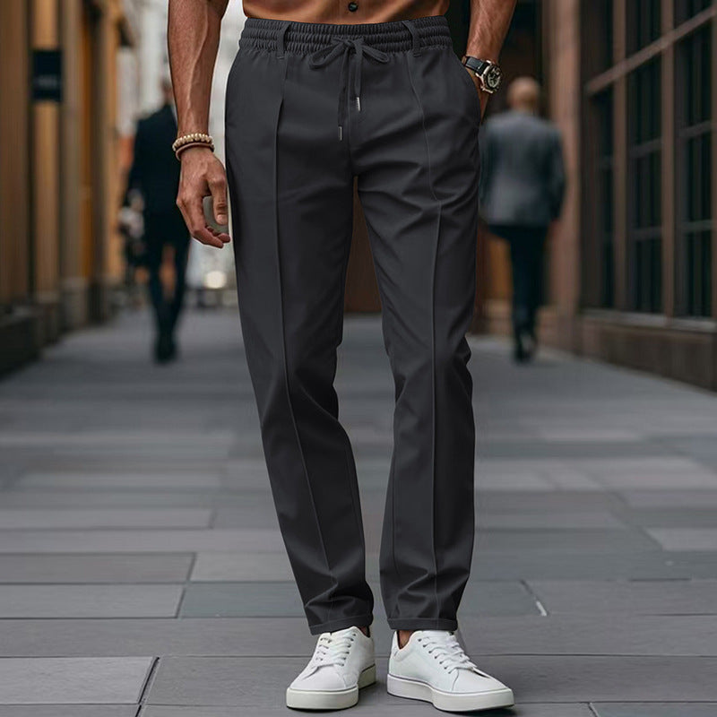 Herrarnas eleganta Chino-byxor med elastisk midja och praktiska fickor Mirla-Eva Jonsson