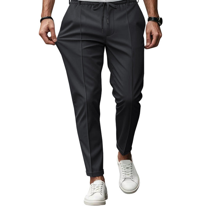 Herrarnas eleganta Chino-byxor med elastisk midja och praktiska fickor Mirla-Eva Jonsson