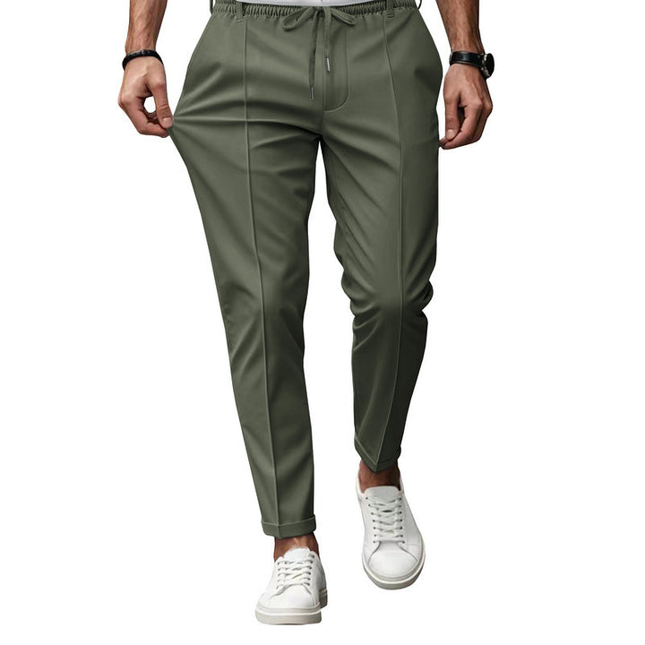 Herrarnas eleganta Chino-byxor med elastisk midja och praktiska fickor Mirla-Eva Jonsson