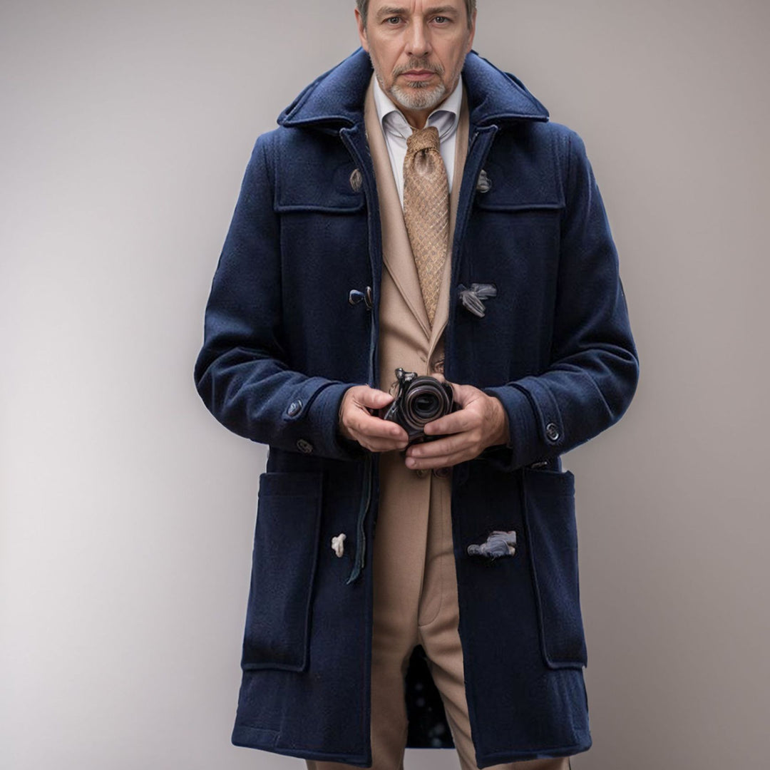 Herrarnas eleganta Dufflecoat med högkvalitativa detaljer och traditionell design Mirla-Eva Jonsson