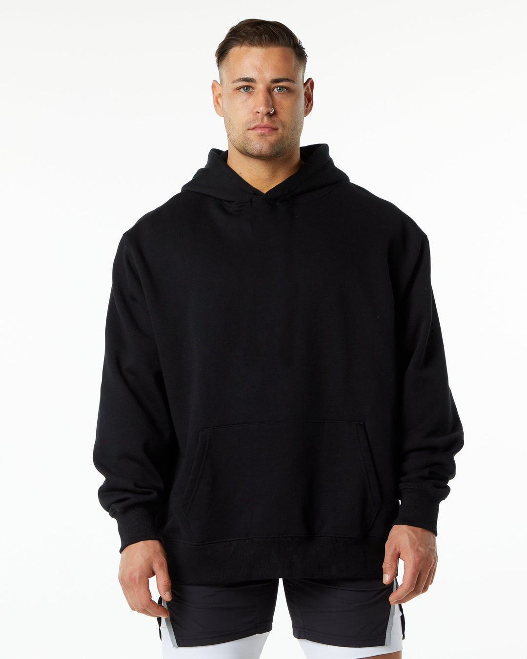Herrarnas eleganta hoodie med praktisk kängurufickdesign Mirla-Eva Jonsson