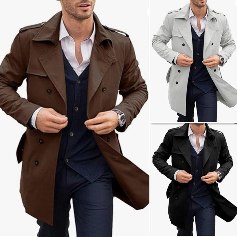 Herrarnas eleganta trenchcoat med strukturerad design och dubbelknappslå Mirla-Eva Jonsson