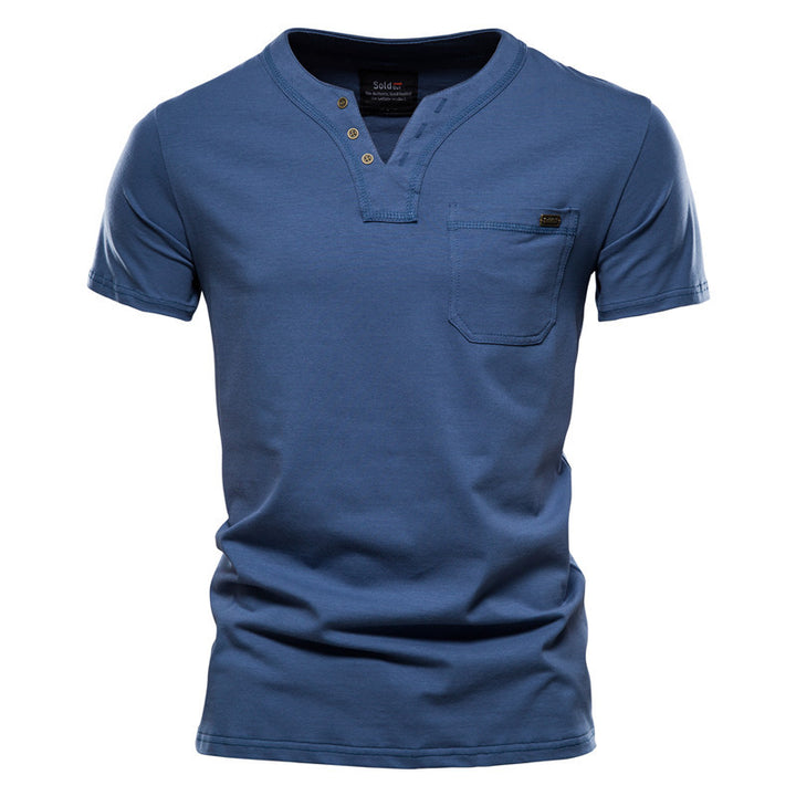Herrarnas kortärmad skjorta med modern Henley-krage och bröstficka Mirla-Eva Jonsson