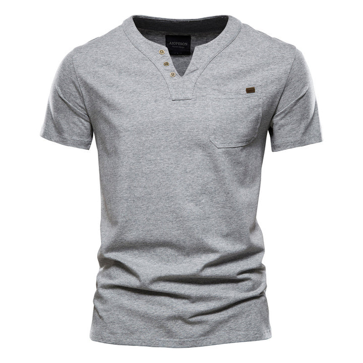 Herrarnas kortärmad skjorta med modern Henley-krage och bröstficka Mirla-Eva Jonsson