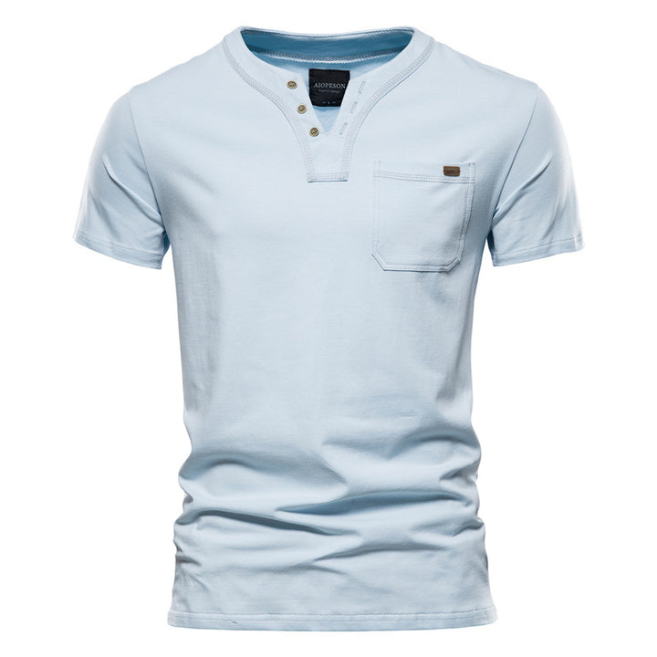 Herrarnas kortärmad skjorta med modern Henley-krage och bröstficka Mirla-Eva Jonsson
