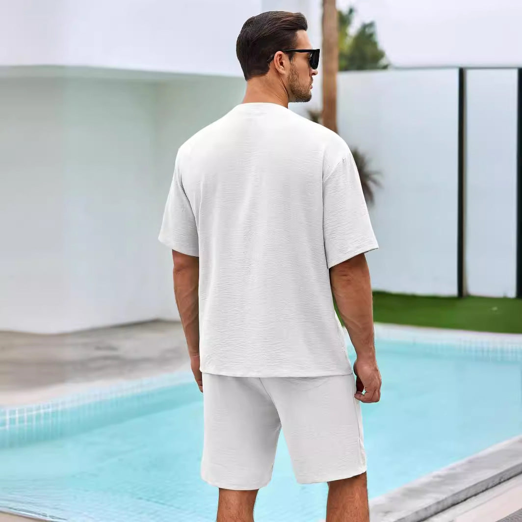 Herrarnas luftiga sommarfritidsset med kortärmad knappslå och avslappnade shorts Mirla-Eva Jonsson