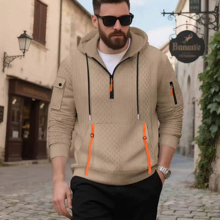 Herrarnas mode hoodie med strukturerad design och praktiska fickor Mirla-Eva Jonsson