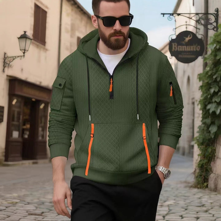 Herrarnas mode hoodie med strukturerad design och praktiska fickor Mirla-Eva Jonsson