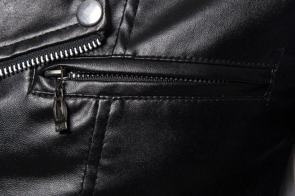 Herrarnas moderna bikerjacka med asymmetrisk dragkedja och läderutseende Mirla-Eva Jonsson
