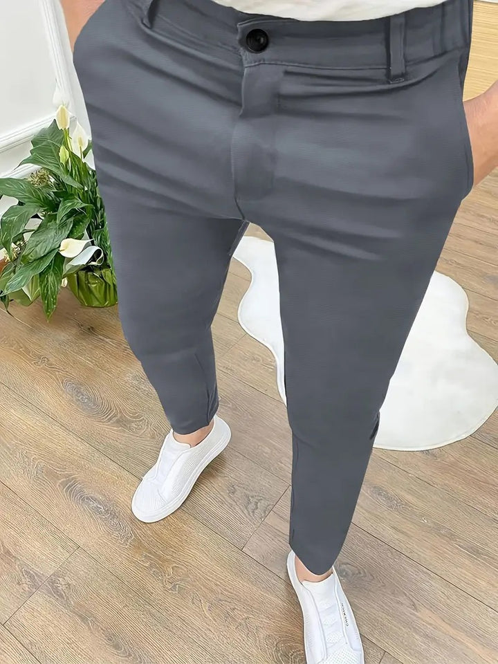Herrarnas modiska slim-fit byxor med elastisk midja och praktiska fickor Mirla-Eva Jonsson