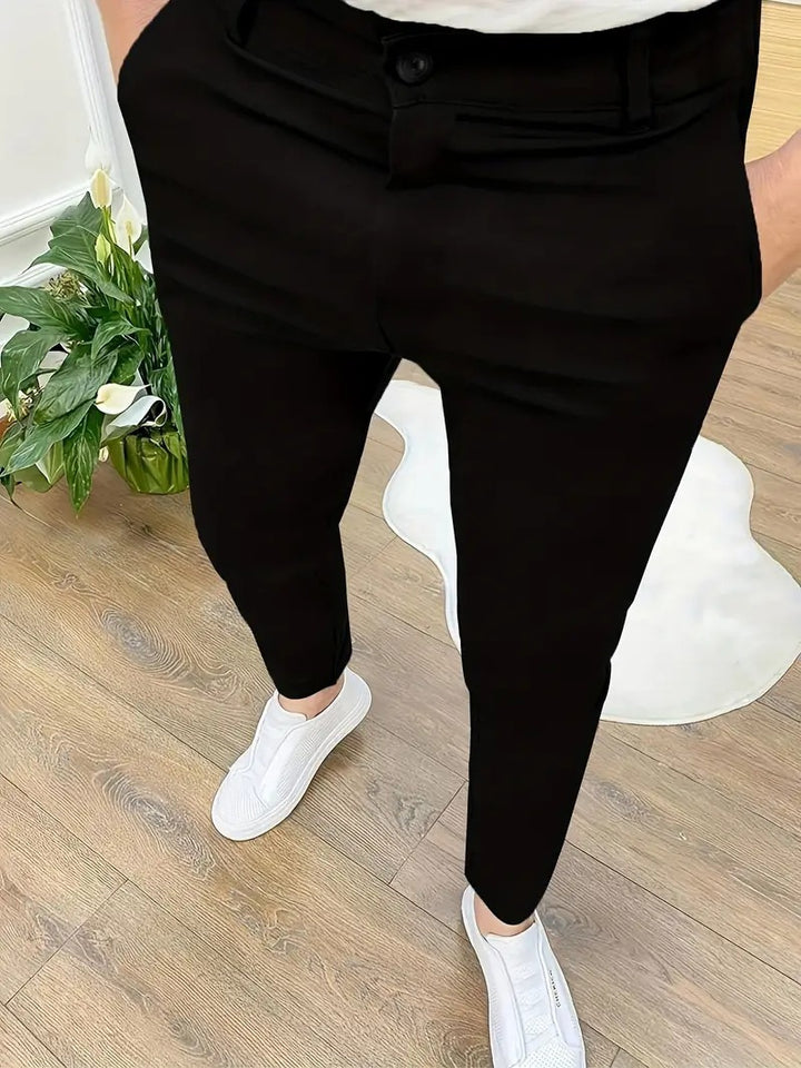Herrarnas modiska slim-fit byxor med elastisk midja och praktiska fickor Mirla-Eva Jonsson