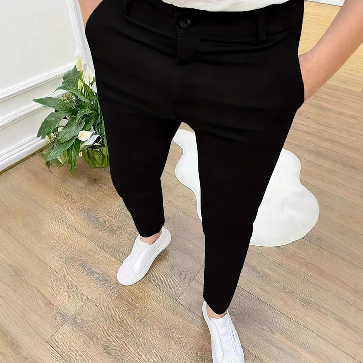 Herrarnas modiska slim-fit byxor med elastisk midja och praktiska fickor Mirla-Eva Jonsson