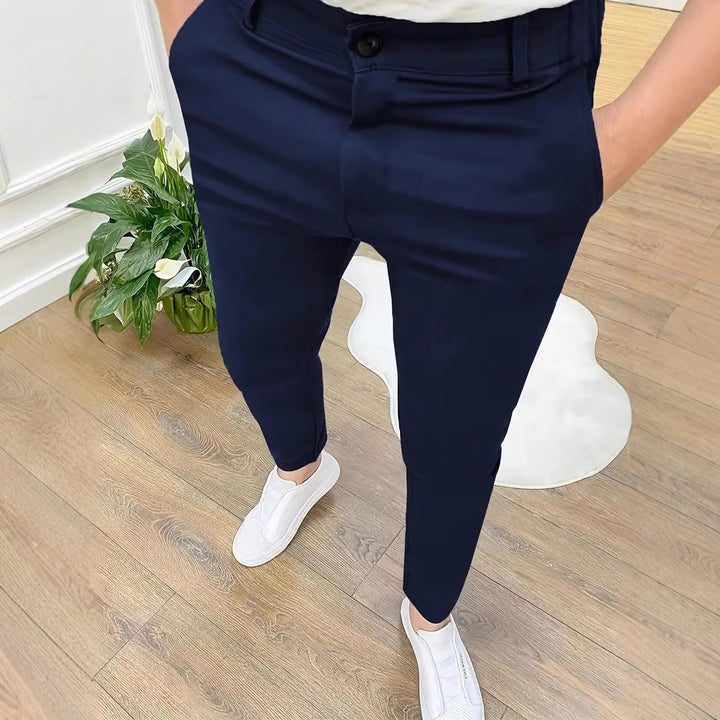 Herrarnas modiska slim-fit byxor med elastisk midja och praktiska fickor Mirla-Eva Jonsson
