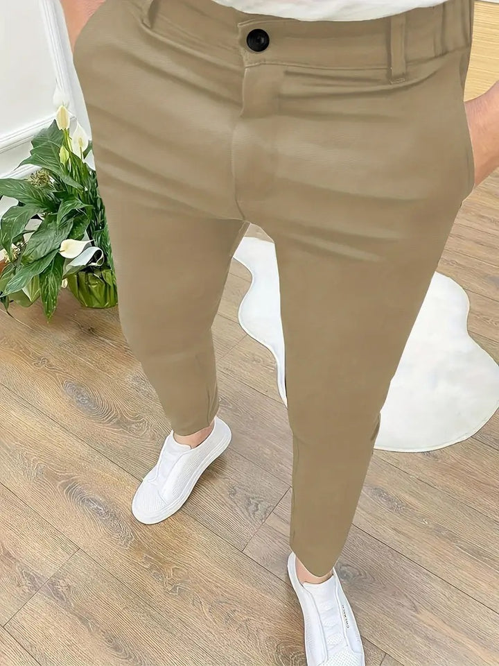 Herrarnas modiska slim-fit byxor med elastisk midja och praktiska fickor Mirla-Eva Jonsson