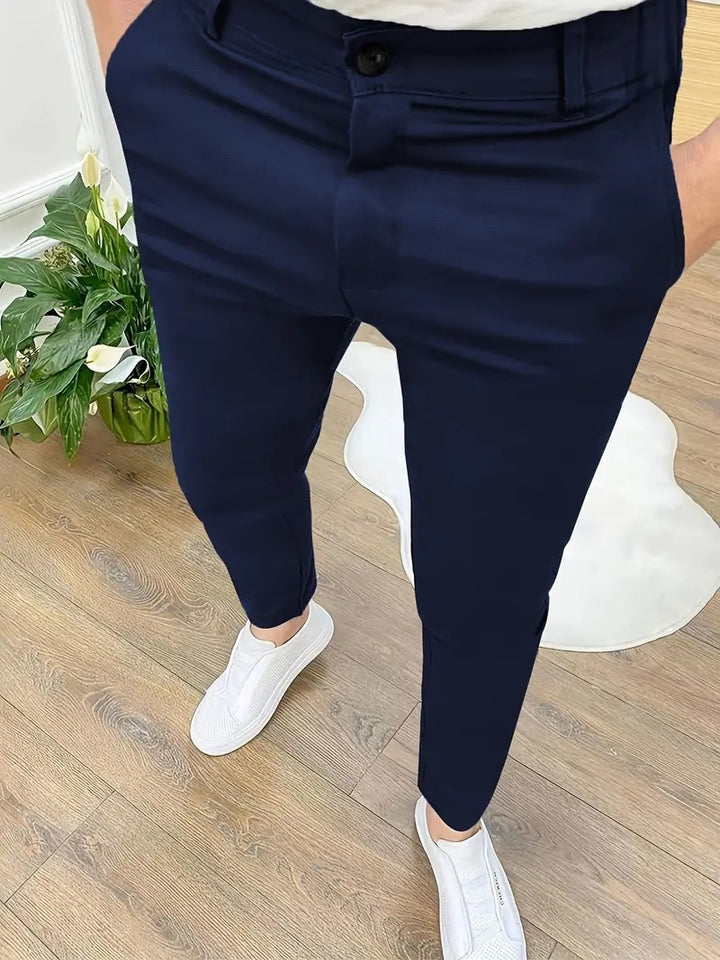 Herrarnas modiska slim-fit byxor med elastisk midja och praktiska fickor Mirla-Eva Jonsson