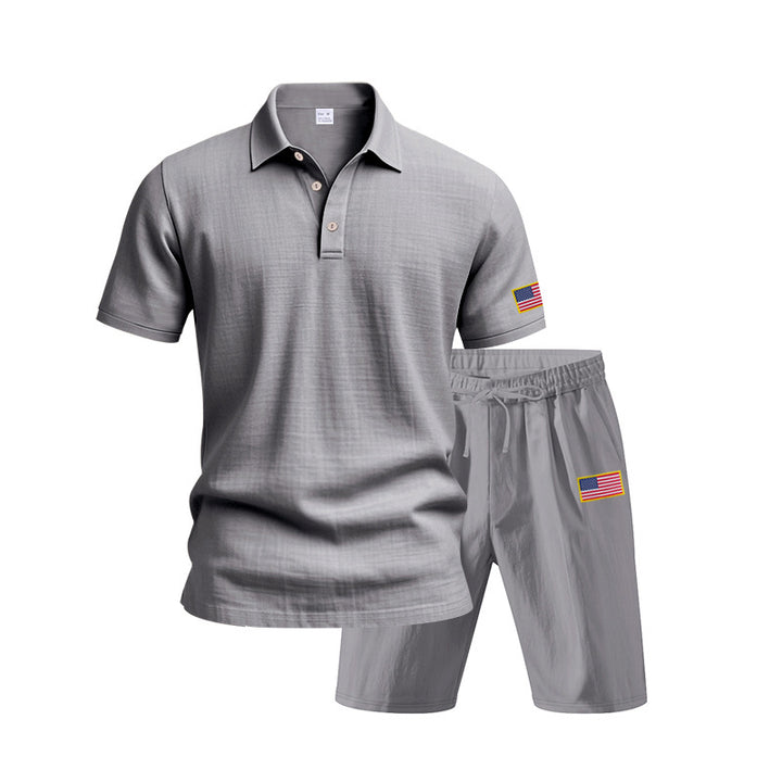 Herrarnas polo- och shorts-set med broderad nationsflagga-motiv Mirla-Eva Jonsson