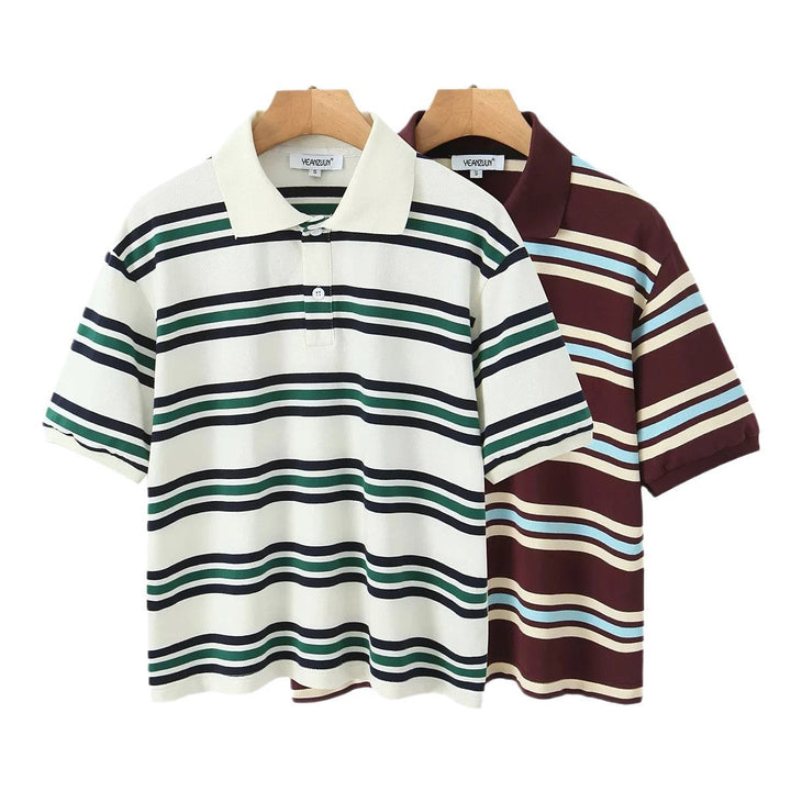 Herrarnas polo t-shirt med modern randig mönster och avslappnad passform Mirla-Eva Jonsson