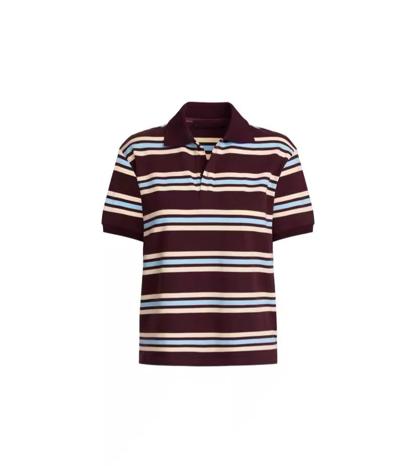 Herrarnas polo t-shirt med modern randig mönster och avslappnad passform Mirla-Eva Jonsson