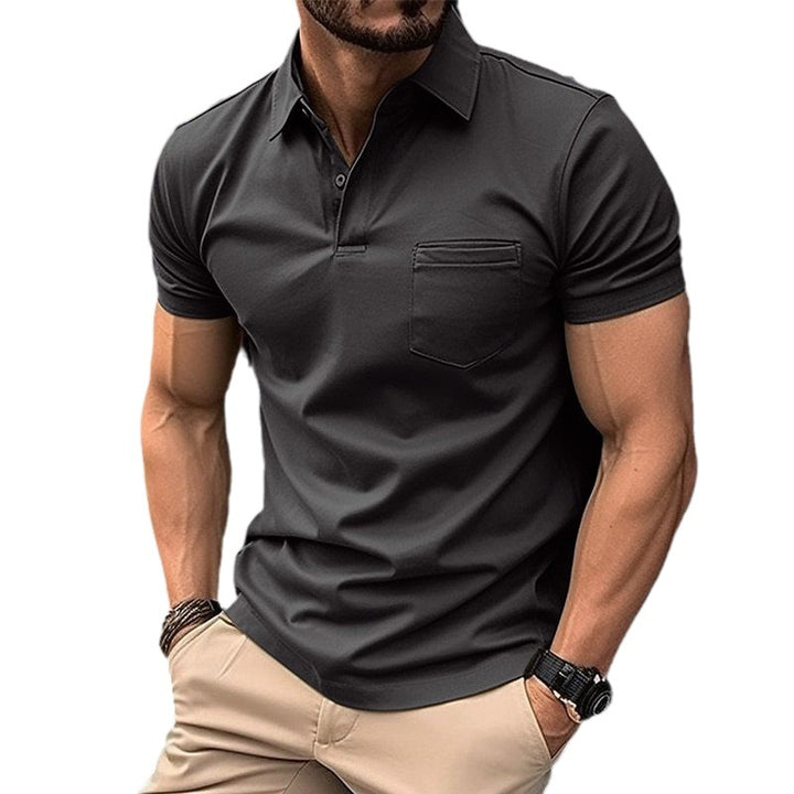 Herrarnas poloshirt med modern passform och praktisk bröstficka Mirla-Eva Jonsson