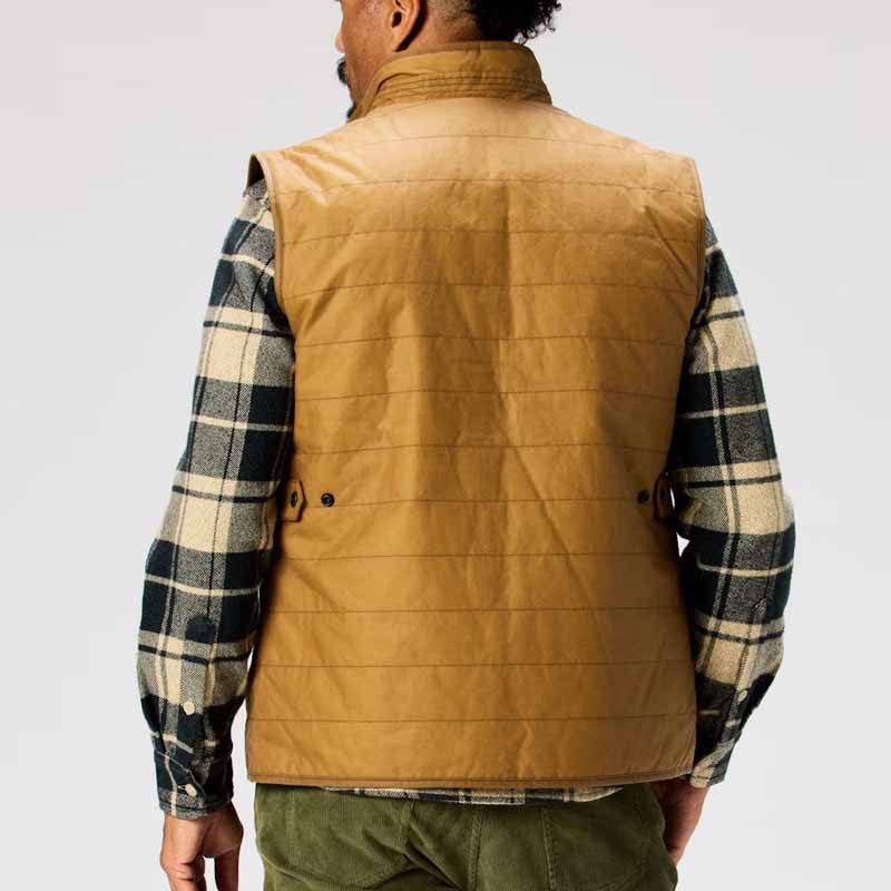 Herrarnas quiltade väst med modern skärning och funktionella fickor Mirla-Eva Jonsson