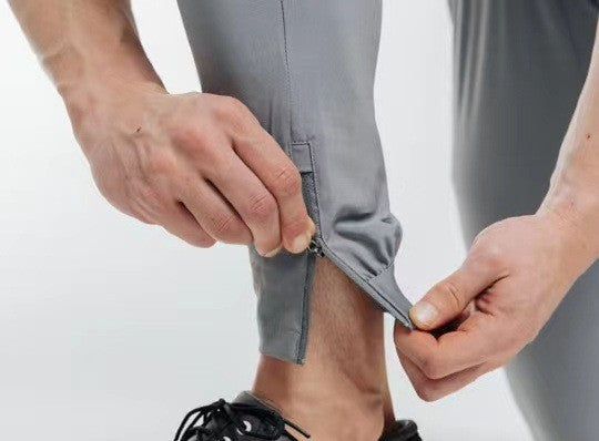 Herrarnas slim-fit kostymbyxor med elastisk midja och praktisk ficklayout Mirla-Eva Jonsson