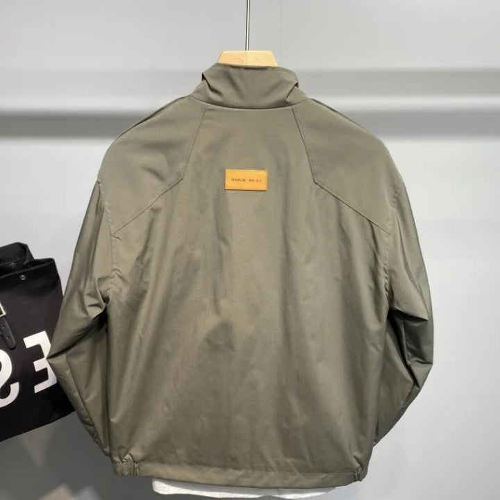Herrarnas slitstarka övergångsjacka med praktisk ficklayout och justerbar krage Mirla-Eva Jonsson