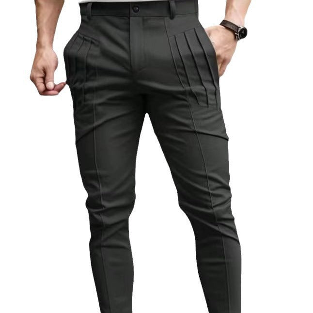 Herrarnas stiliga Chino-byxor med moderna veck från Mirla-Eva Jonsson