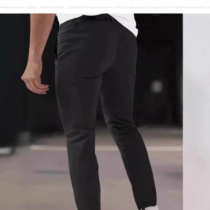 Herrarnas stiliga Chino-byxor med moderna veck från Mirla-Eva Jonsson