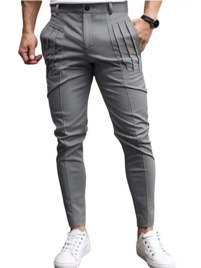 Herrarnas stiliga Chino-byxor med moderna veck från Mirla-Eva Jonsson
