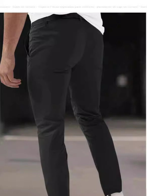 Herrarnas stiliga Chino-byxor med moderna veck från Mirla-Eva Jonsson