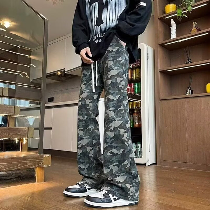 Herrarnas vida cargobyxor med modernt camouflage-mönster och justerbar midja Mirla-Eva Jonsson