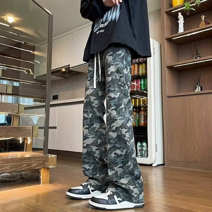 Herrarnas vida cargobyxor med modernt camouflage-mönster och justerbar midja Mirla-Eva Jonsson