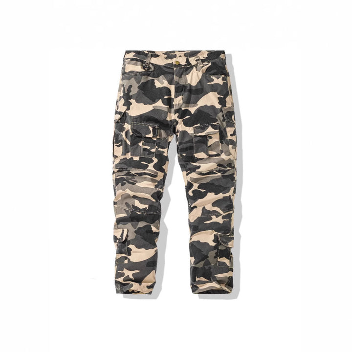 Herrars cargobyxor i camouflage-design med mångsidiga fickor Mirla-Eva Jonsson