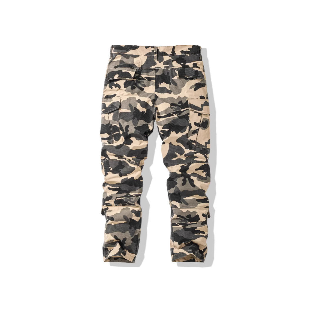 Herrars cargobyxor i camouflage-design med mångsidiga fickor Mirla-Eva Jonsson